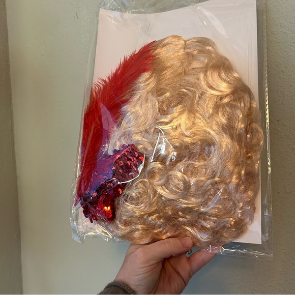 New in Package 1 Piece Blonde Flapper Wig - Picture 2 of 2